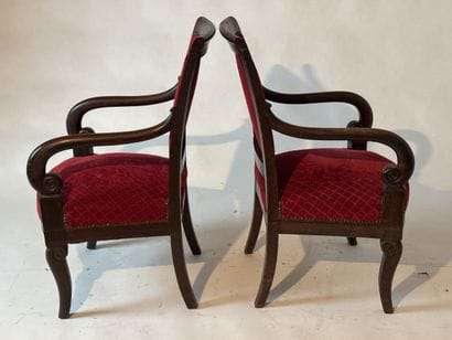 Paire de fauteuils en bois teinté, accotoirs...