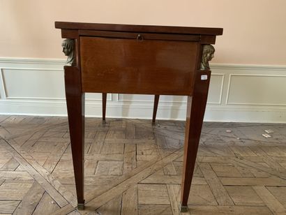 Bureau plat en placage d'acajou à quatre...