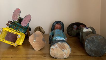Lot de quatre statuettes en terre cuite et...