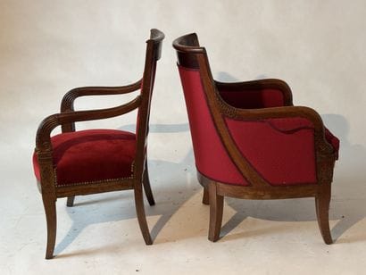 Paire de fauteuils en bois teinté, accotoirs...