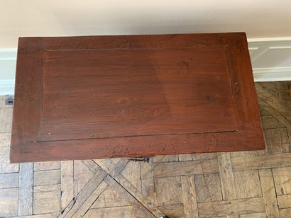 Armoire basse en bois laqué rouge à deux...