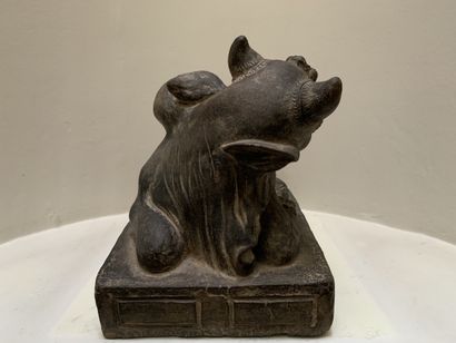 Sculpture en terre-cuite patiné représentant...