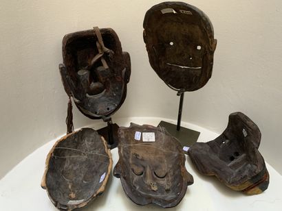 Lot :
- Masque de théâtre en bois naturel...