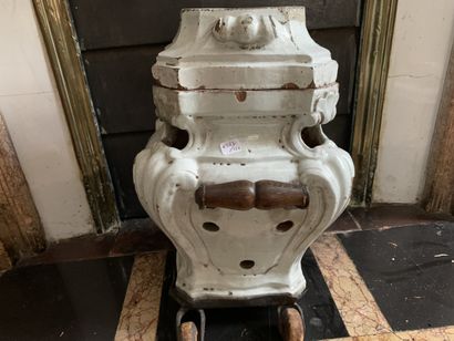 Poêle en faience à glaçure crème, poignées...