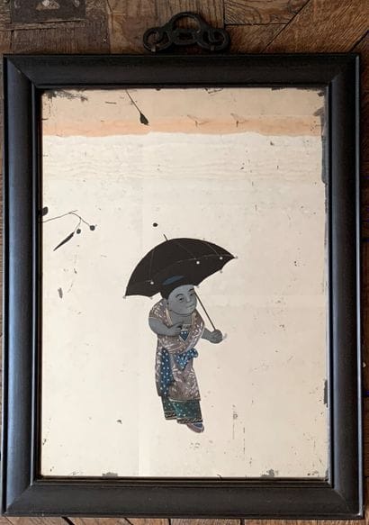 Glace rectangulaire en bois noirçi, le miroir...