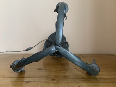 Pied de lampe en métal argenté à trois lumières,...