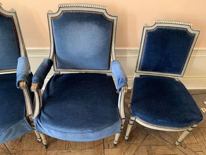 Mobilier de salon à dossier droit en chapeau...
