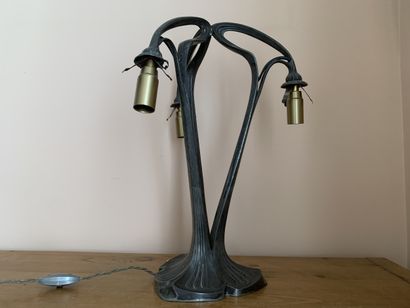 Pied de lampe en métal argenté à trois lumières,...