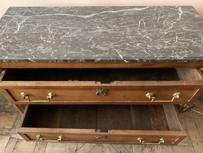 Commode en bois naturel à trois tiroirs sur...
