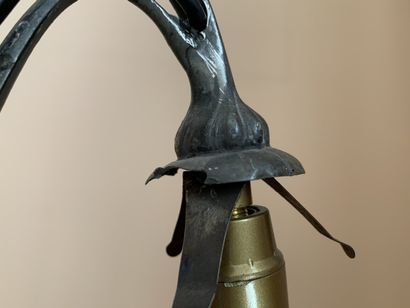 Pied de lampe en métal argenté à trois lumières,...