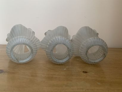 Pied de lampe en métal argenté à trois lumières,...