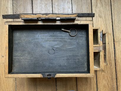 Coffret de voyage en bois naturel et métal,...