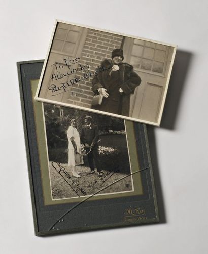 2 photographies : une dédicacée 