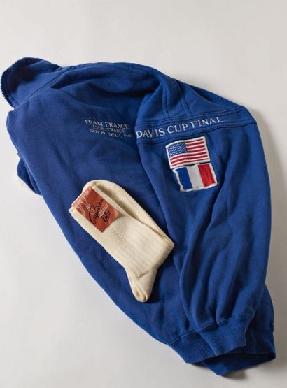 lot composé d'un sweat-shirt avec les écussons...