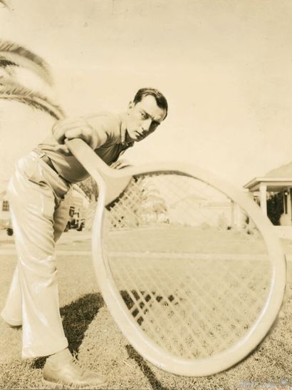 photographie de Buster Keaton avec une raquette...