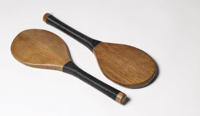 une paire de battoirs en bois (plat d'un...