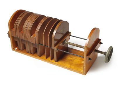 meuble presse-raquettes pour 20 raquettes...
