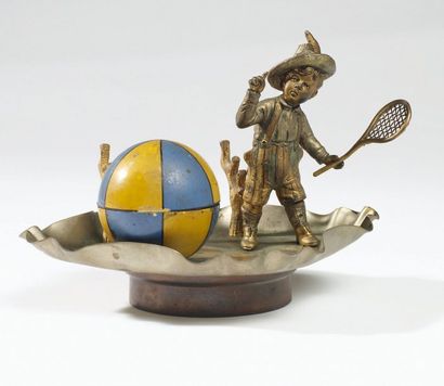 objet de bureau en métal avec petit joueur...
