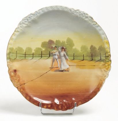 assiette c. 1910 à décor peint avec joueur...