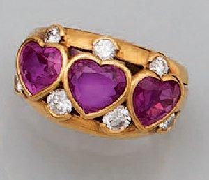 Bague en or jaune, sertie de trois rubis...
