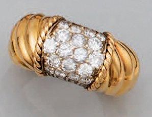 Bague en or jaune godronné, sertie d'un pavage...
