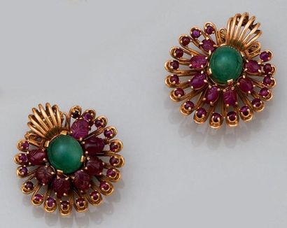 Paire de clips de revers à décor de fleurs...