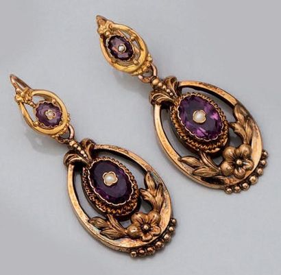 Paire de boucles d'oreille en or jaune ajouré,...