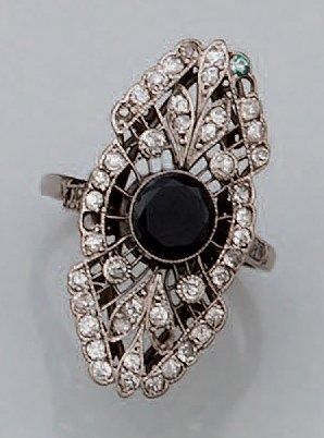 Bague en or gris ajouré, ornée d'un saphir...