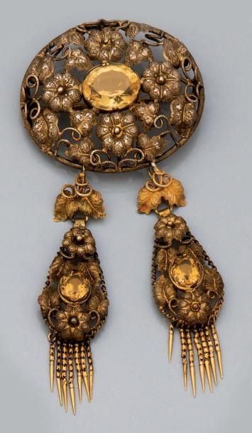 Broche en vermeil ajouré, entièrement décorée...