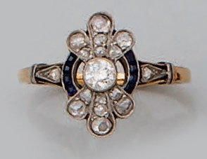 Bague fleur en or jaune, sertie de diamants...