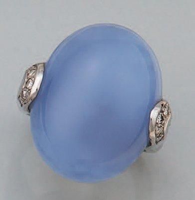 Bague en or gris, ornée d'une agate bleue...