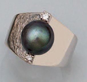 Bague en or gris, ornée d'une perle de culture...