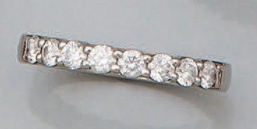 Bague rivière en platine, sertie d'une ligne...