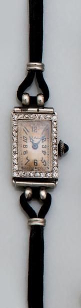 Montre-bracelet de dame, en platine, la montre...