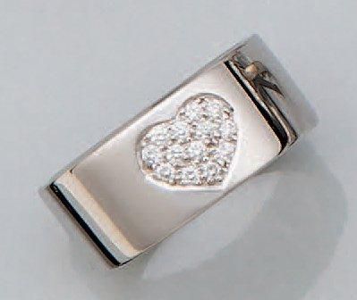 Bague bandeau en or gris, ornée d'un coeur...