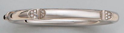 Bracelet rigide ouvrant, en or gris partiellement...