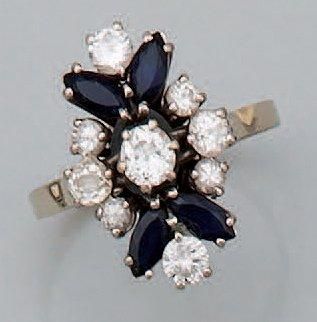 Bague ovale en or gris, sertie de neuf diamants...
