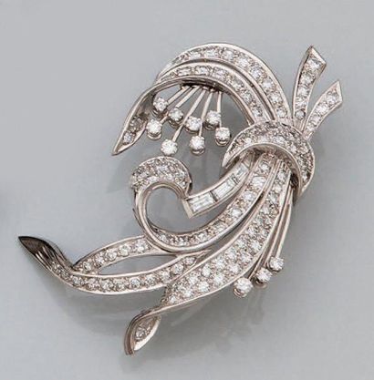 Broche fleurs en or et platine, entièrement...