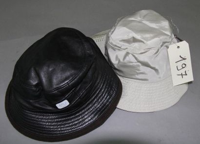 Motch pour HERMES
Chapeau en cuir noir, bordé...