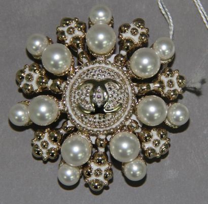 CHANEL
Broche flocon de neige stylisée en...