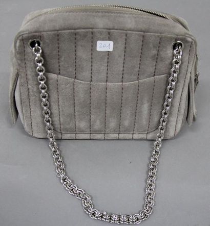 CHANEL
Sac 21 cm en daim gris matelassé,...