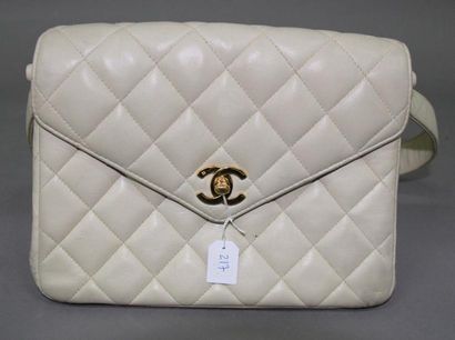 CHANEL
Sac 23 cm en cuir matelassé beige,...