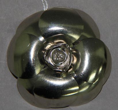 CHANEL
Broche camélia en métal argenté. ...