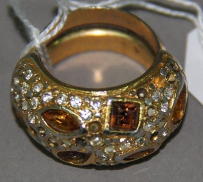 GOOSSENS
Bague en métal doré ornée de strass...
