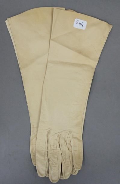 CHRISTIAN DIOR
Paire de gants en chevreau...