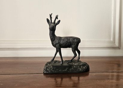 Lot :
- Chien de chasse en bronze patiné
H...