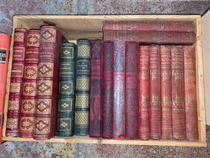 Important lot comprenant environ 185 volumes...