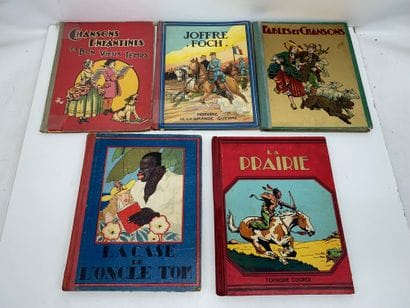 Lot comprenant :
-	5 albums illustrés par...