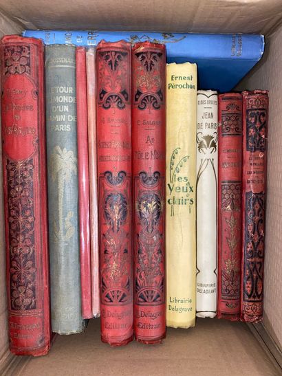 Lot d’environ 50 volumes, comprenant :
-	12...