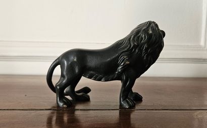 Lot :
- Chien de chasse en bronze patiné
H...